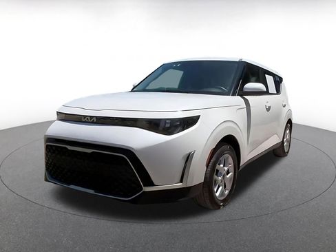 Used 2025 Kia Soul LX w/ LX Technology Package FWD image 7