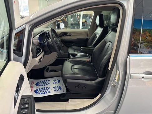 Used 2024 Chrysler Pacifica Touring-L image 24
