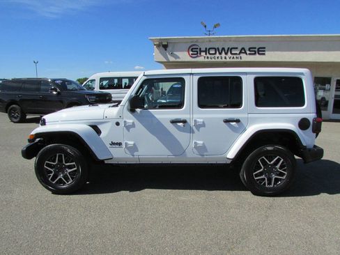 Used 2025 Jeep Wrangler Unlimited Sahara AWD/4WD image 11