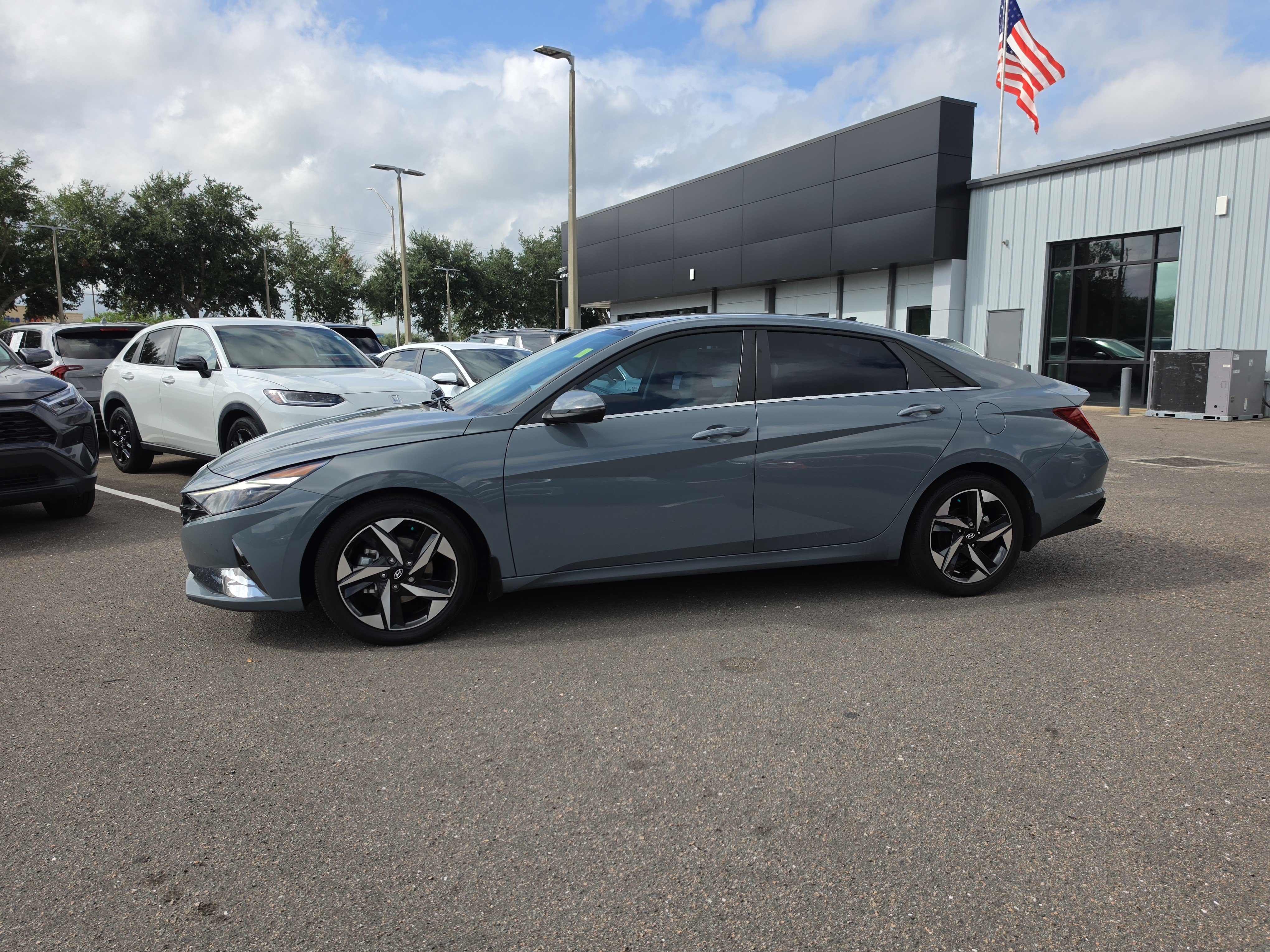 Used 2022 Hyundai Elantra Limited FWD image 5