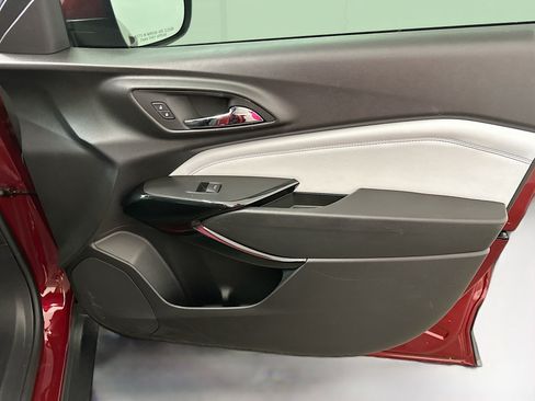 Used 2025 Chevrolet Trax LT w/ Driver Confidence Package FWD image 32