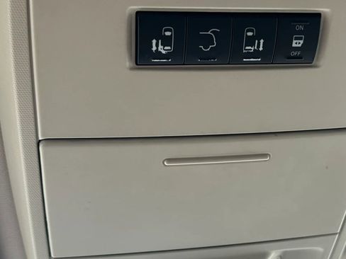 Used 2011 Volkswagen Routan SE FWD image 24