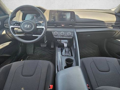 Used 2025 Hyundai Elantra SE FWD image 15