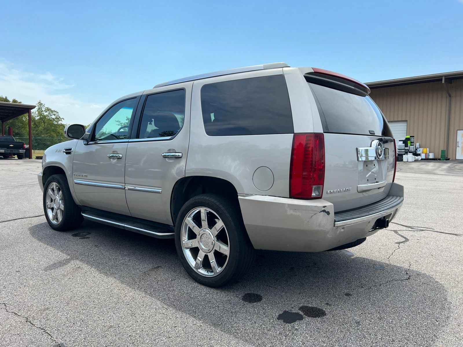 Used 2007 Cadillac Escalade AWD w/ Climate Package image 3