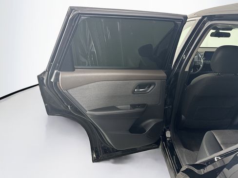 Used 2022 Nissan Rogue SV FWD image 25