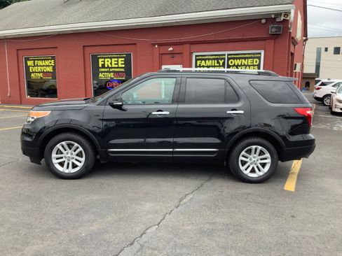 Used 2015 Ford Explorer XLT w/ Equipment Group 202A AWD/4WD image 4