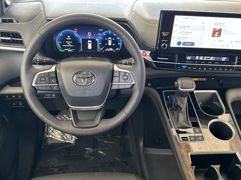 Used 2025 Toyota Sienna Platinum FWD image 15