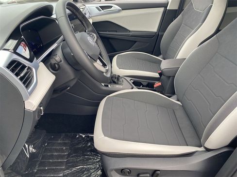 New 2025 Volkswagen Taos SE image 15