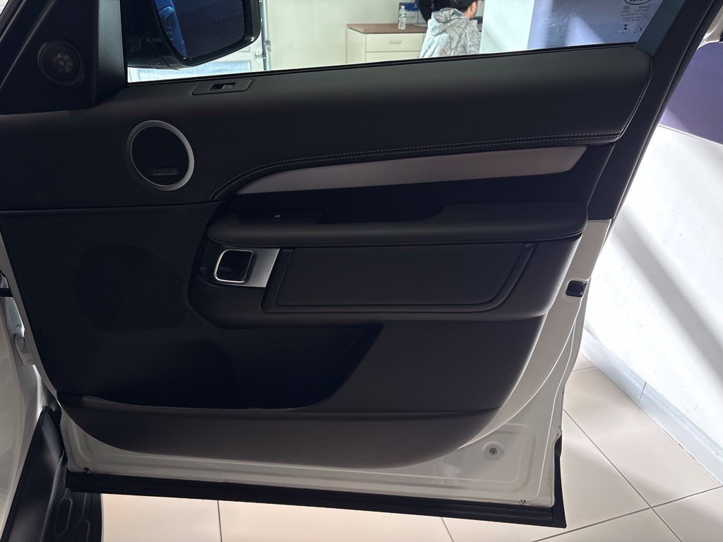 Used 2025 Land Rover Discovery Dynamic SE AWD/4WD image 34