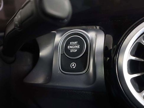 Used 2025 Mercedes-Benz GLB 250 4MATIC image 39