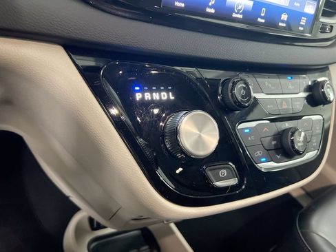 Used 2023 Chrysler Pacifica Touring-L FWD image 17