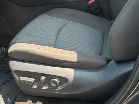 Used 2025 Toyota RAV4 XLE AWD/4WD image 23