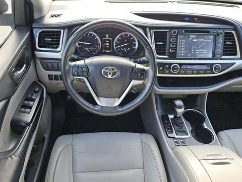 Used 2015 Toyota Highlander XLE FWD image 5