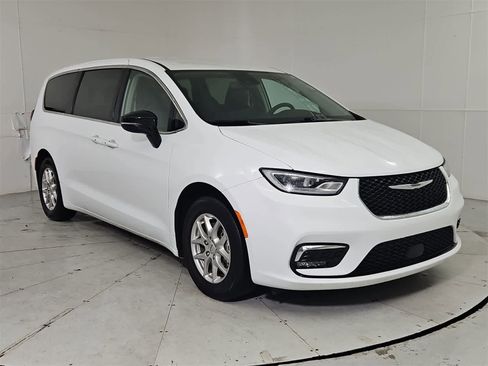 Used 2024 Chrysler Pacifica Touring-L image 8