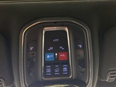 Used 2023 Jeep Wagoneer L 4WD w/ Premium Group I image 16