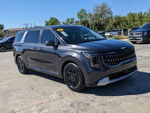 Certified 2025 Kia Carnival image 2