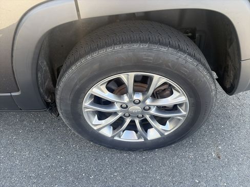 Used 2019 Jeep Cherokee Latitude Plus w/ Comfort/Convenience Group AWD/4WD image 9
