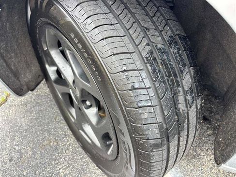 Used 2023 Chrysler Pacifica Limited w/ Uconnect Theater Family Group image 7