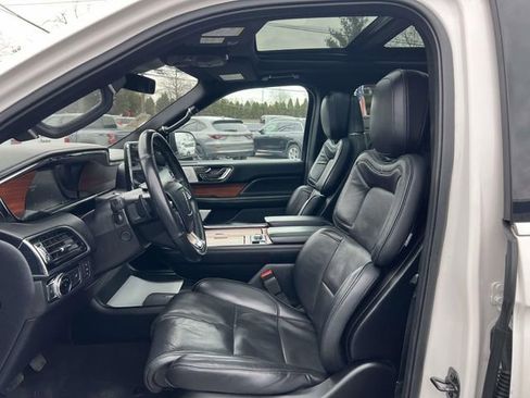 Used 2019 Lincoln Navigator Reserve image 11
