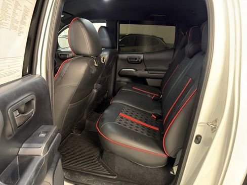 Used 2019 Toyota Tacoma TRD Off-Road w/ Technology Package image 8