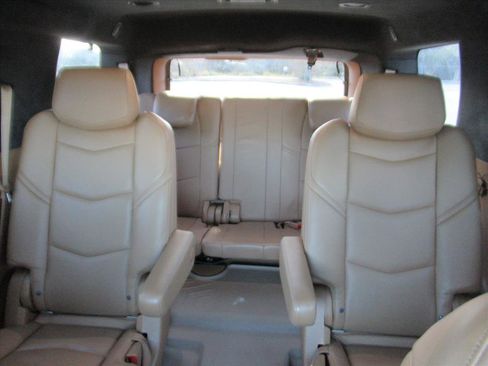 Used 2017 Cadillac Escalade Platinum image 32