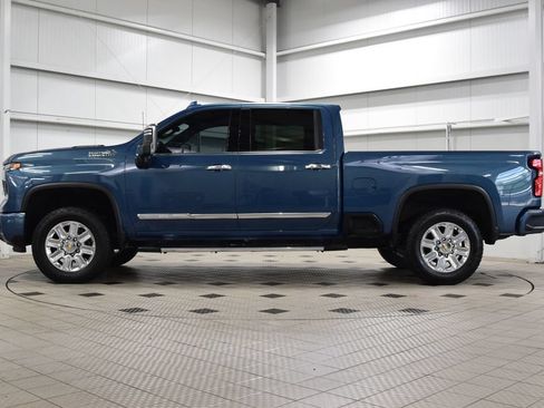 Used 2024 Chevrolet Silverado 2500 High Country w/ High Country Premium Package AWD/4WD image 4
