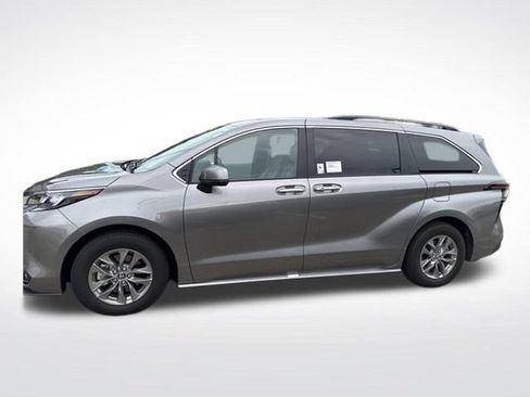 Used 2026 Toyota Sienna XLE FWD image 2