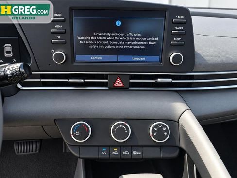 Used 2021 Hyundai Elantra SE FWD image 15