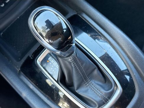 Used 2020 Nissan Rogue Sport SV FWD image 17