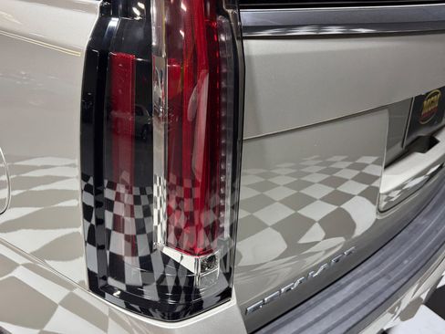 Used 2015 Cadillac Escalade Luxury image 34