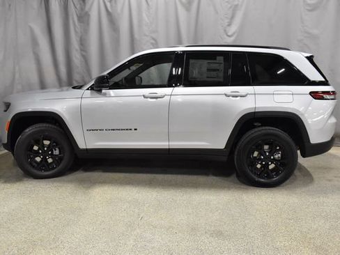 New 2025 Jeep Grand Cherokee Altitude image 6