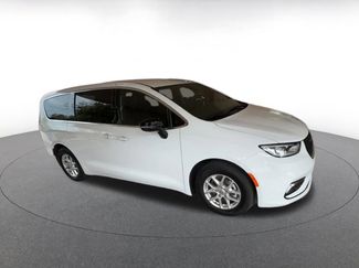 Used 2025 Chrysler Pacifica Select video 2