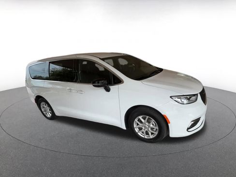 Used 2025 Chrysler Pacifica Select image 2