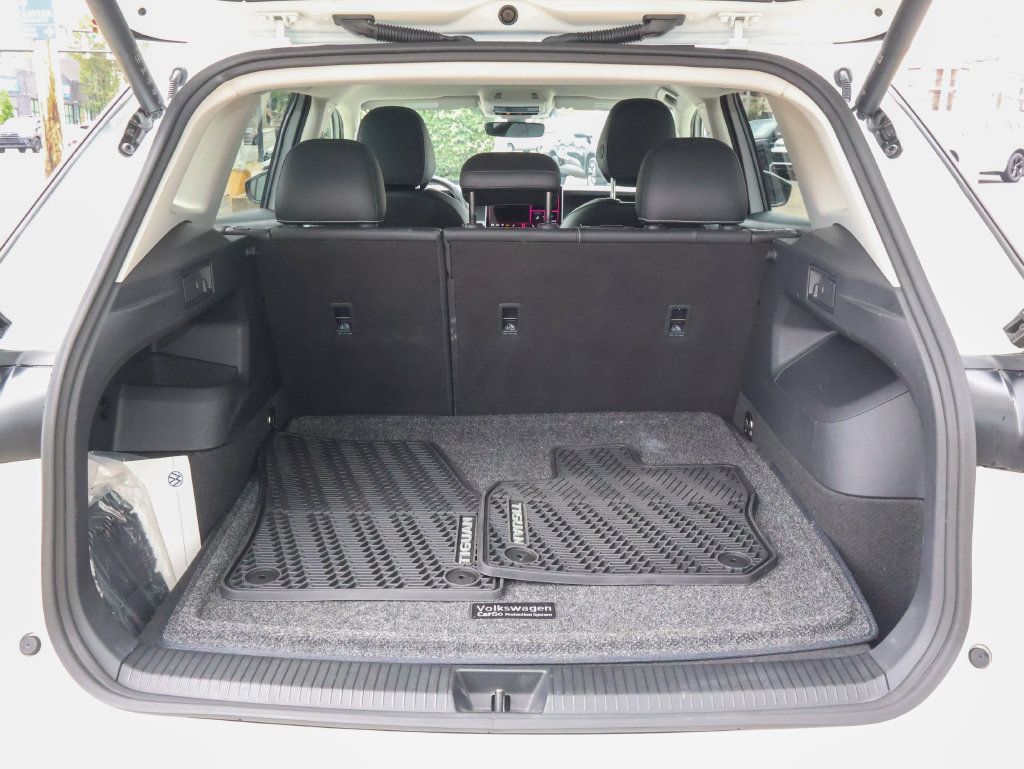 Used 2025 Volkswagen Tiguan SE AWD/4WD image 10