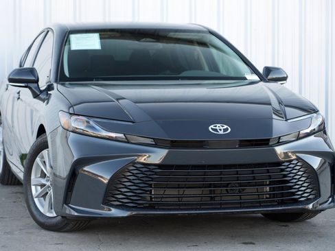 Used 2025 Toyota Camry LE image 2