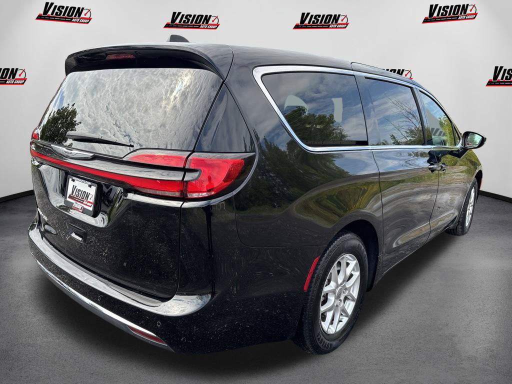 Used 2024 Chrysler Pacifica Touring-L FWD image 5