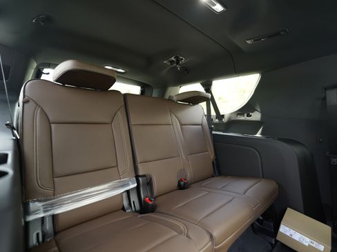 New 2026 Chevrolet Suburban High Country AWD/4WD image 16