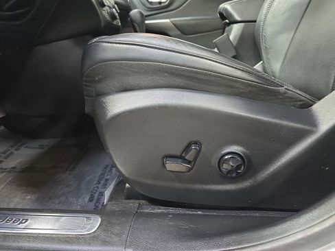 Used 2020 Jeep Cherokee Limited image 29