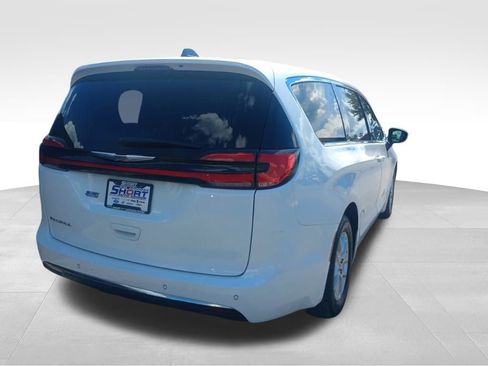 Used 2023 Chrysler Pacifica Touring-L image 5