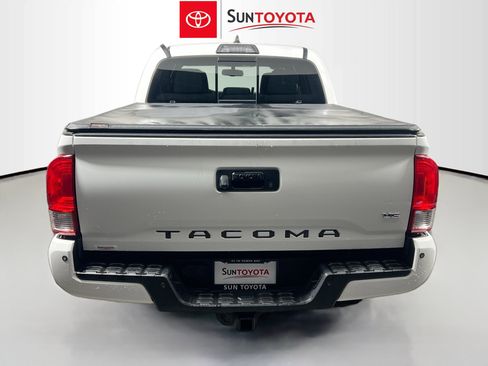 Used 2017 Toyota Tacoma TRD Sport image 5