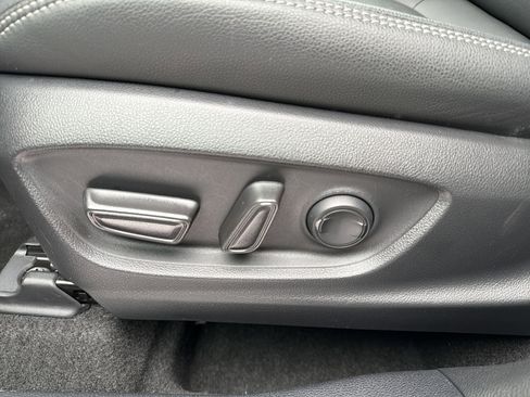 Used 2023 Toyota Corolla Cross XLE image 11