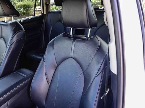 Used 2024 Toyota Highlander Limited image 27