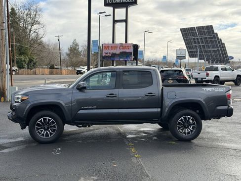 Used 2022 Toyota Tacoma TRD Sport image 2