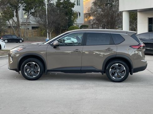 Used 2024 Nissan Rogue SV image 3