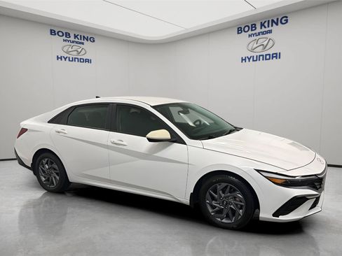 Certified 2024 Hyundai Elantra SEL FWD image 7