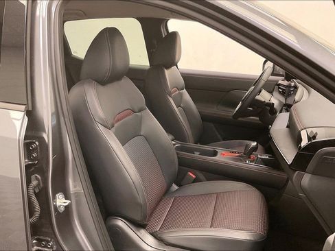 Certified 2025 Nissan Kicks SR image 6