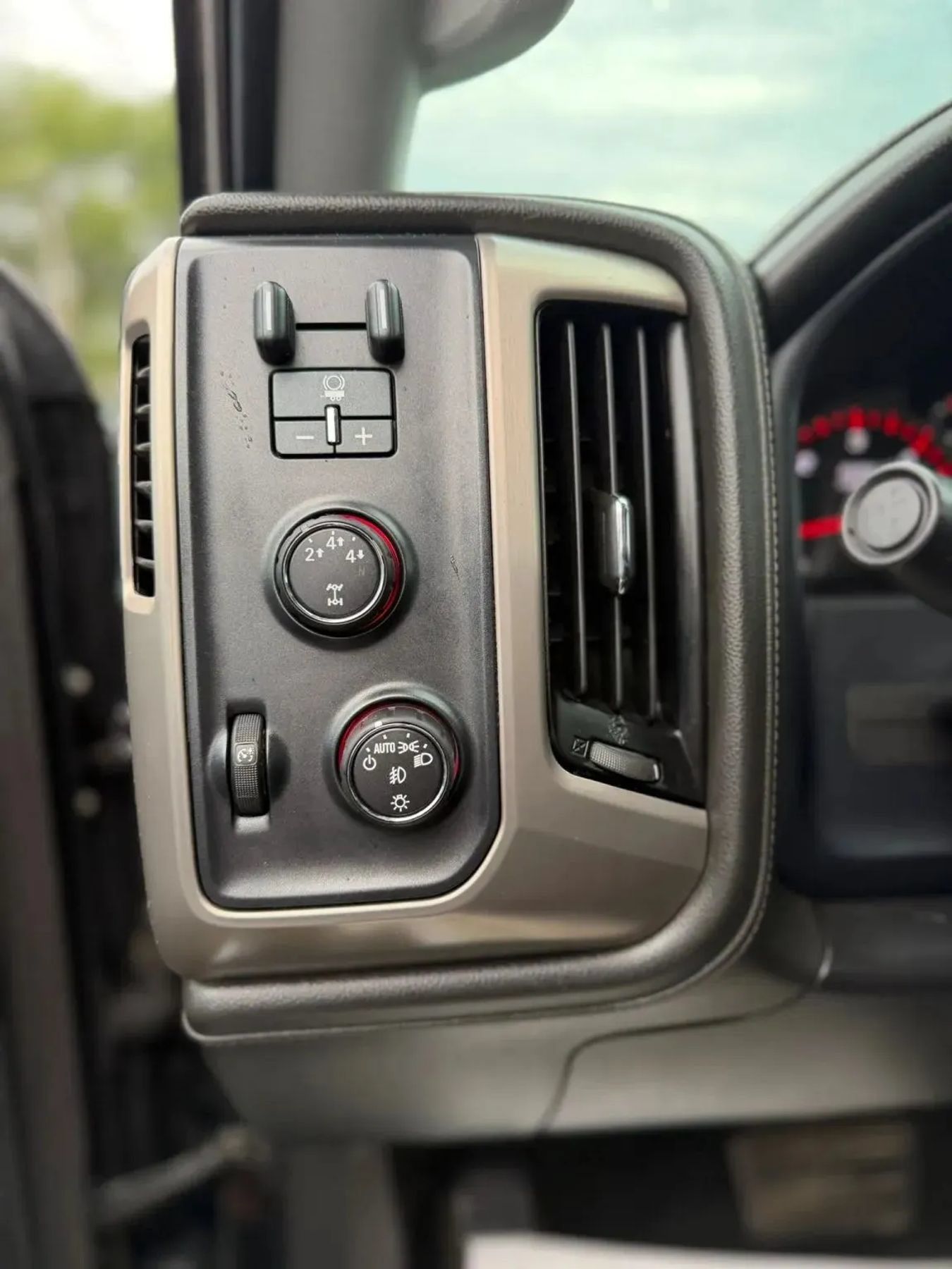 Used 2015 GMC Sierra 2500 Denali w/ Driver Alert Package AWD/4WD image 14