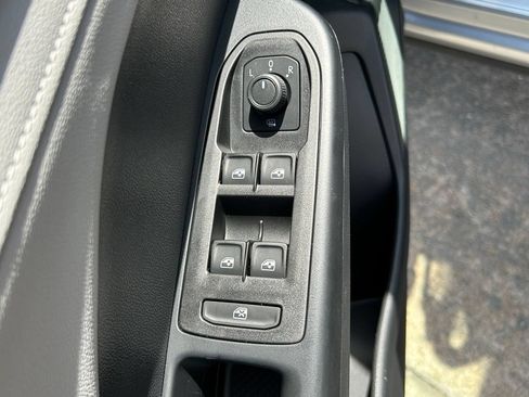 Certified 2024 Volkswagen Taos SE w/ Panoramic Sunroof Package FWD image 19