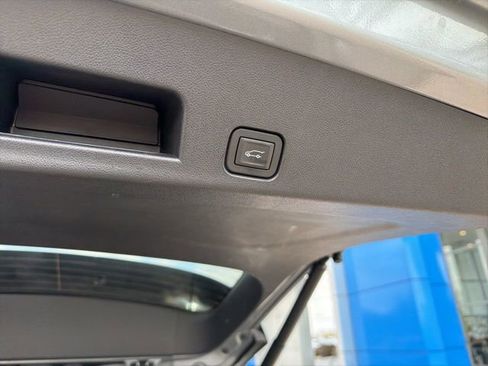 Used 2025 Chevrolet Traverse LT FWD image 11
