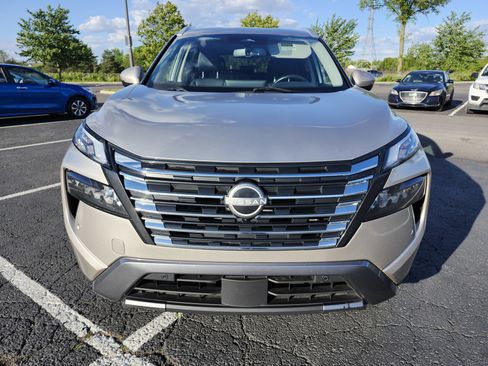 Used 2024 Nissan Rogue SL AWD/4WD image 5